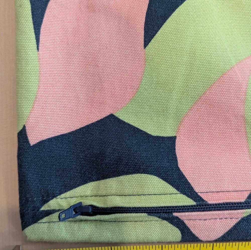 Marimekko KUKERO 100% Cotton Zip Pillow Cover 17"×17 1/2" floral green pink blac - Picture 6 of 9